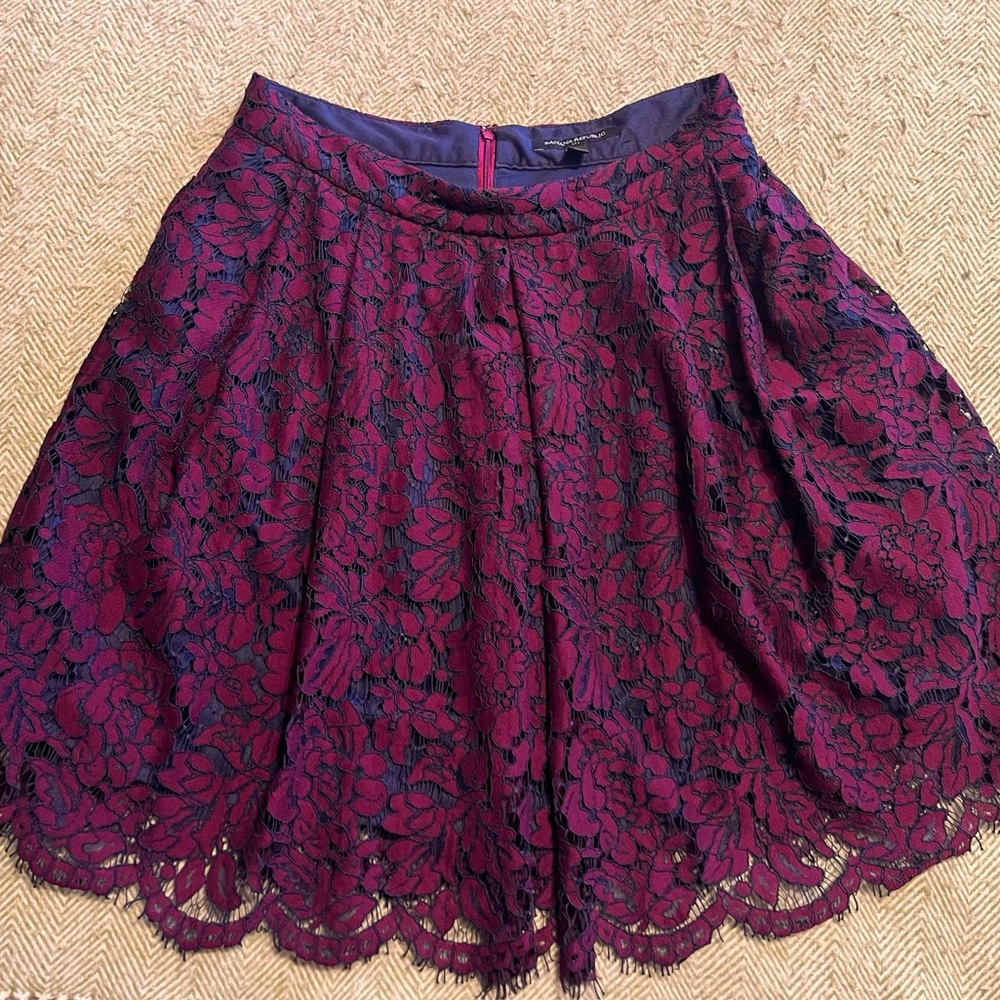 Banana Republic burgundy and black scalloped lace skirt Women’s size 2